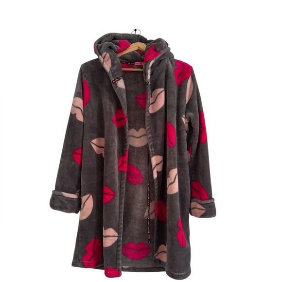 Betsey Johnson Gray Robe  with Pink Lip Prints NWOT - Picture 1 of 7